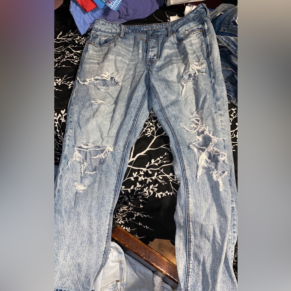 American Eagle Distressed Tomgirl Jeans